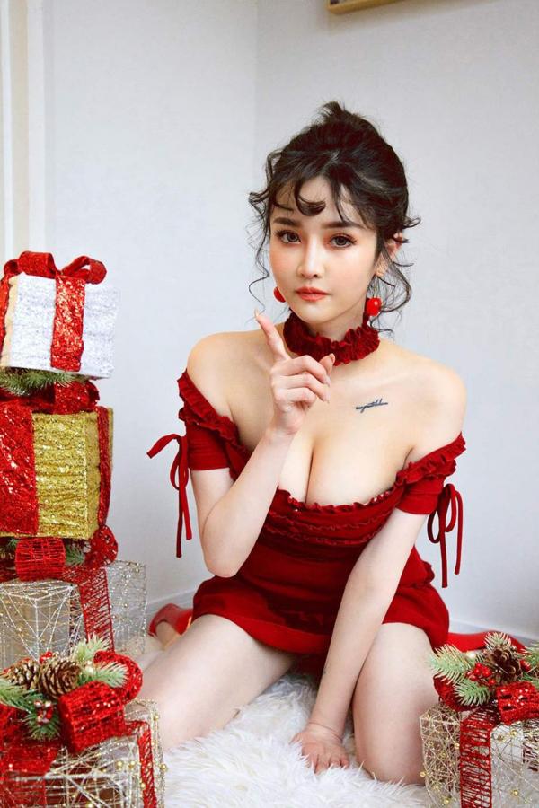 露儿  露儿的圣诞限定 一袭抹胸红色短裙第21张图片