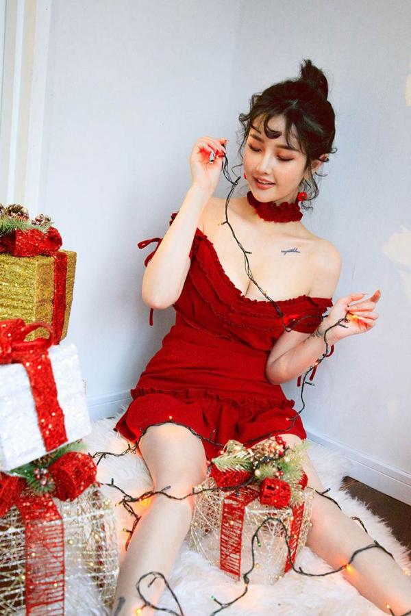 露儿  露儿的圣诞限定 一袭抹胸红色短裙第28张图片