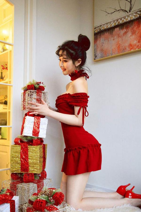 露儿  露儿的圣诞限定 一袭抹胸红色短裙第29张图片