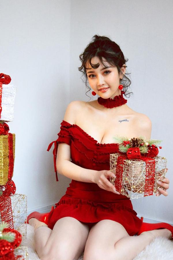 露儿  露儿的圣诞限定 一袭抹胸红色短裙第35张图片