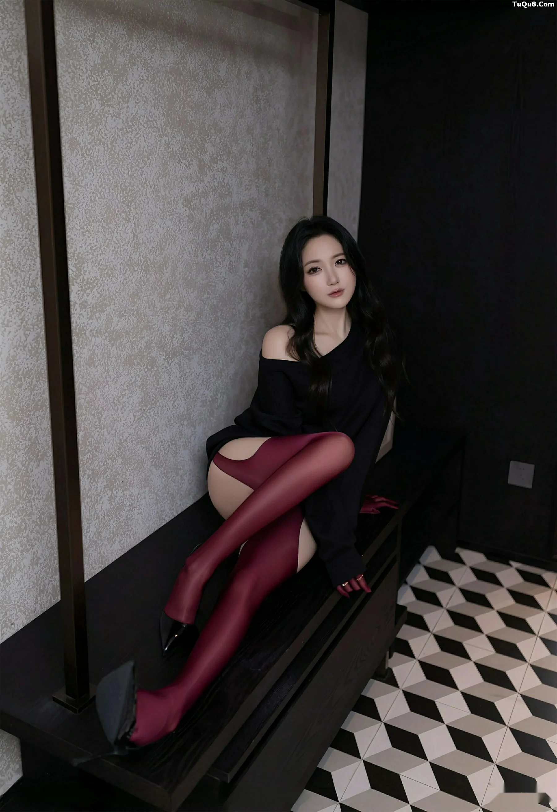 魚子醬fish  [XiuRen]高清写真图 2025.09.19 No.10790 鱼子酱Fish 红色丝袜第16张图片