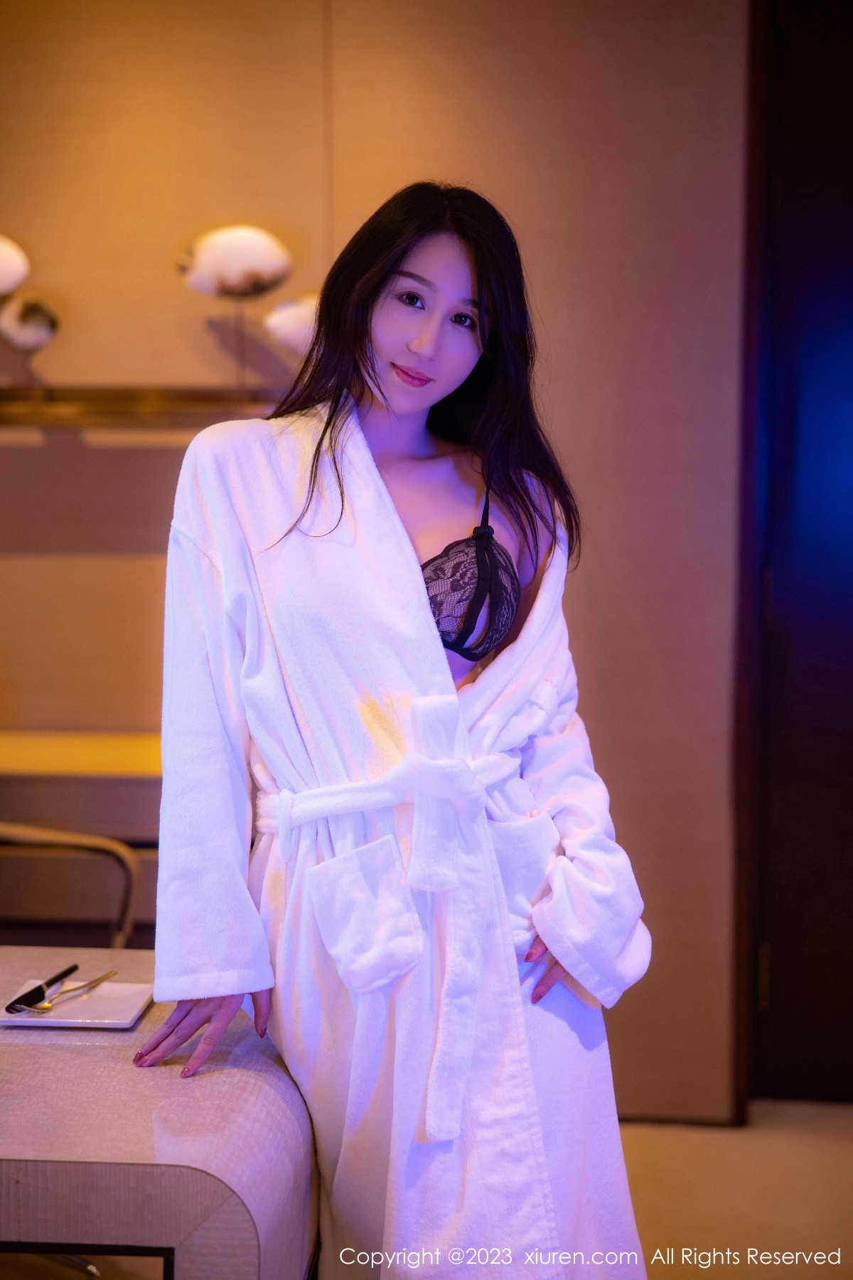 [XiuRen]高清写真图 2023.01.04 No.6083 薇薇酱 睡袍美腿
