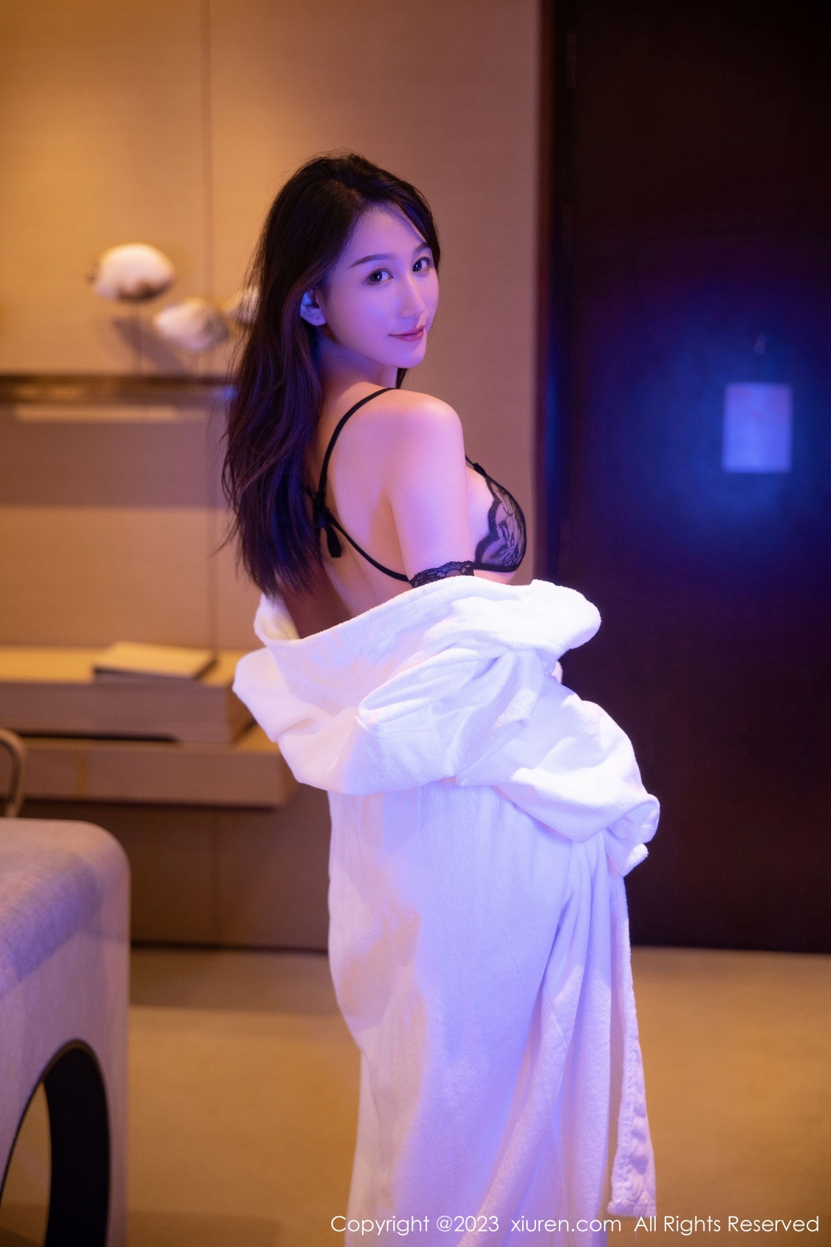 [XiuRen]高清写真图 2023.01.04 No.6083 薇薇酱 睡袍美腿