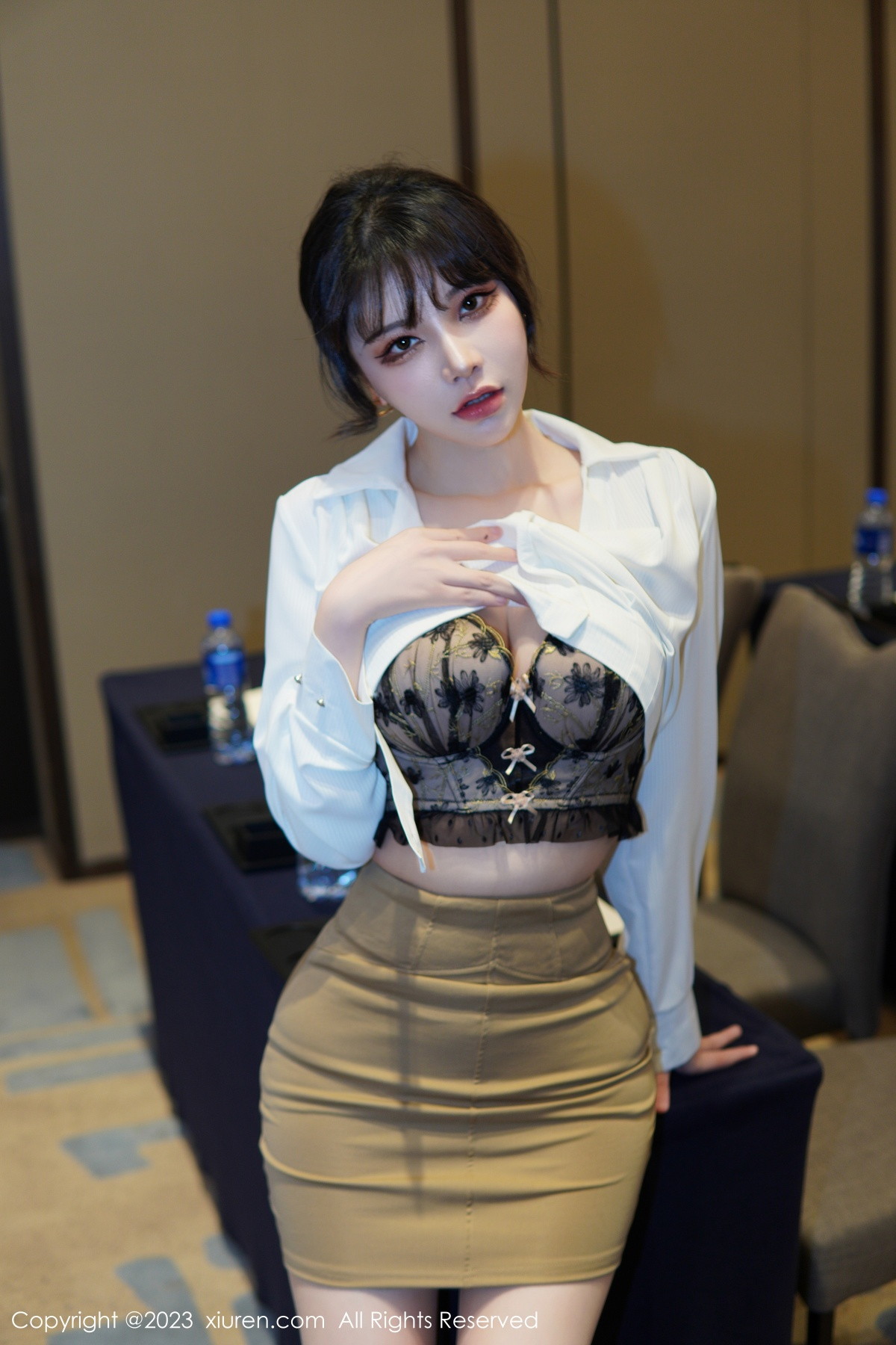 [XiuRen]高清写真图 2023.01.10 No.6111 桃桃子_ 短裙美腿