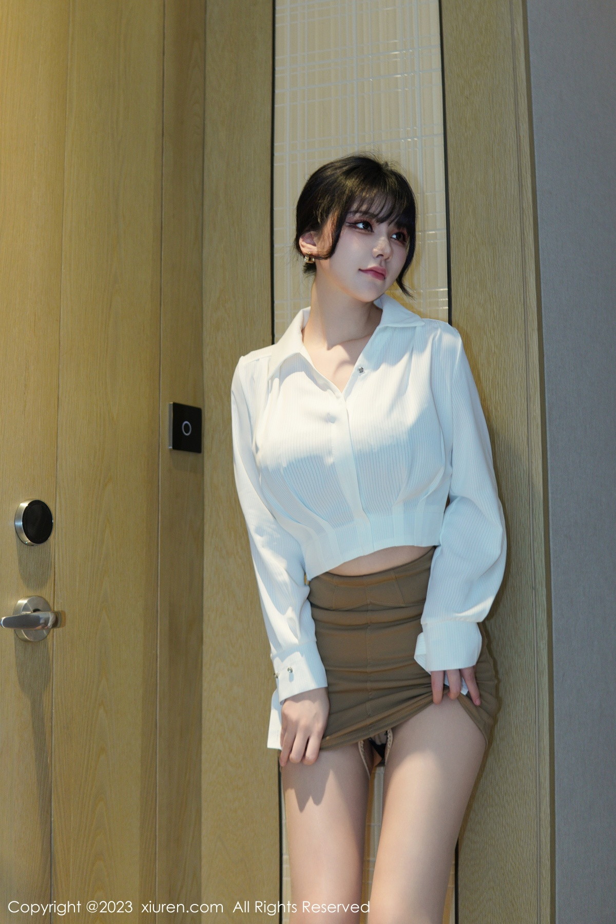 [XiuRen]高清写真图 2023.01.10 No.6111 桃桃子_ 短裙美腿