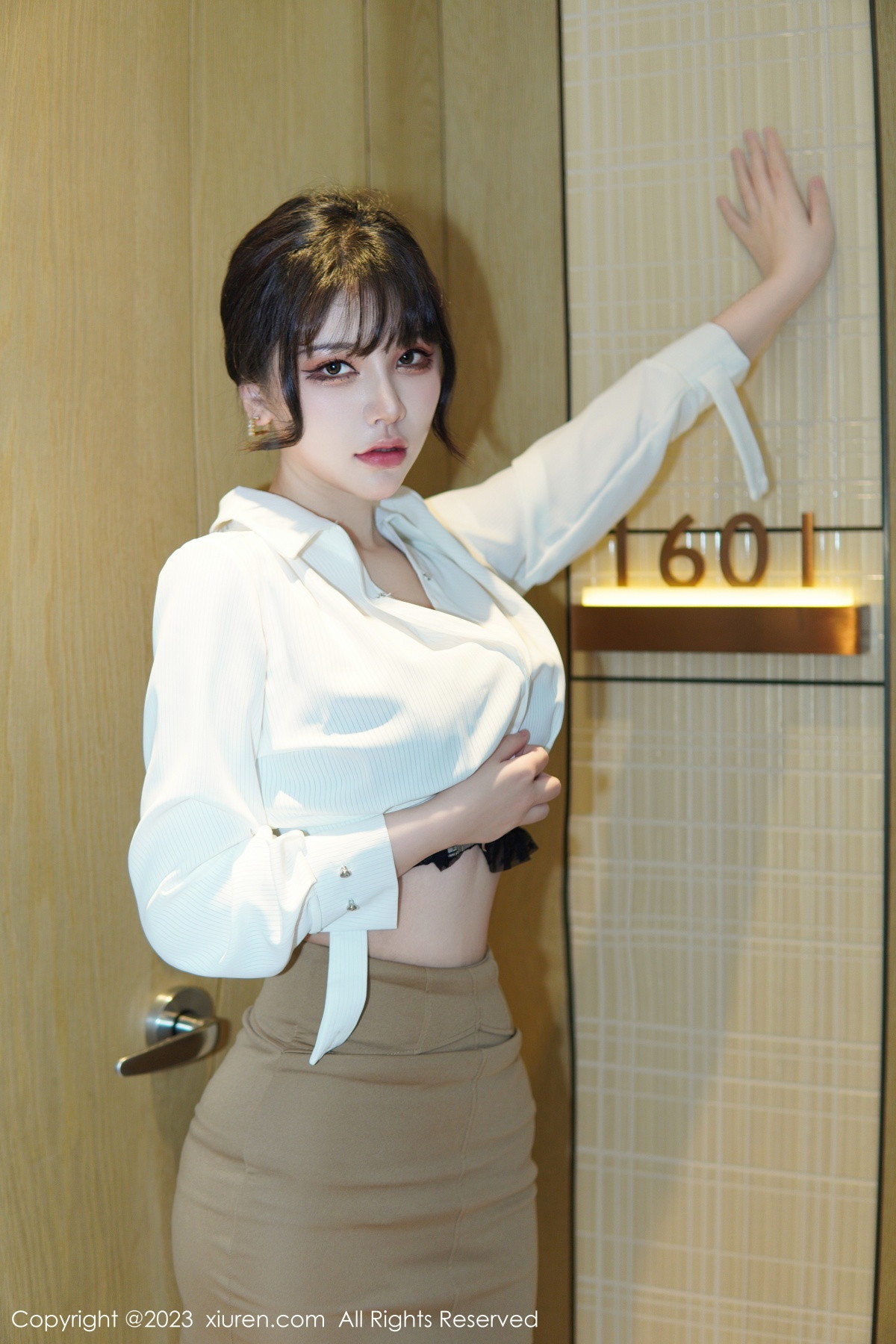 [XiuRen]高清写真图 2023.01.10 No.6111 桃桃子_ 短裙美腿