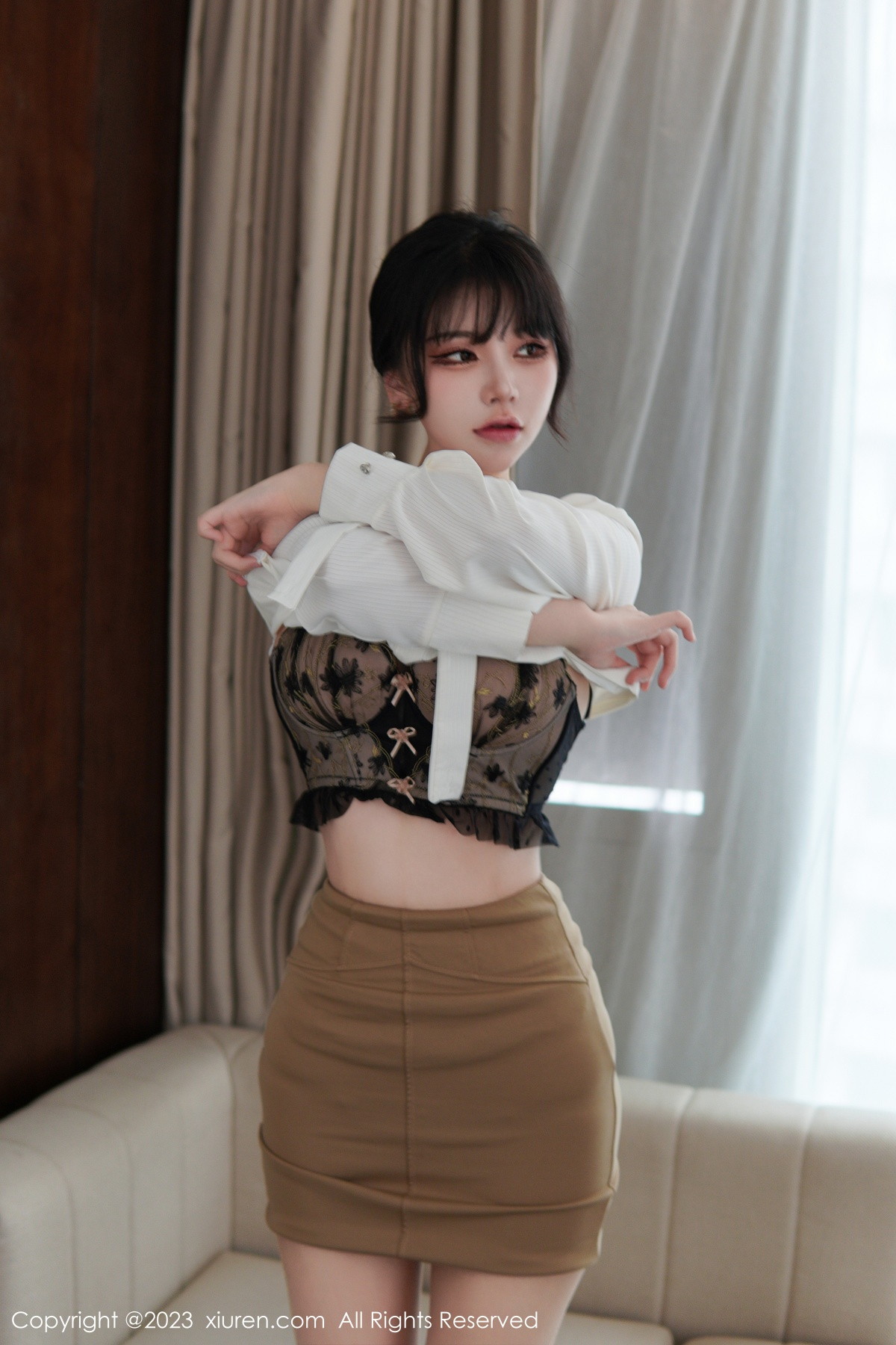 [XiuRen]高清写真图 2023.01.10 No.6111 桃桃子_ 短裙美腿
