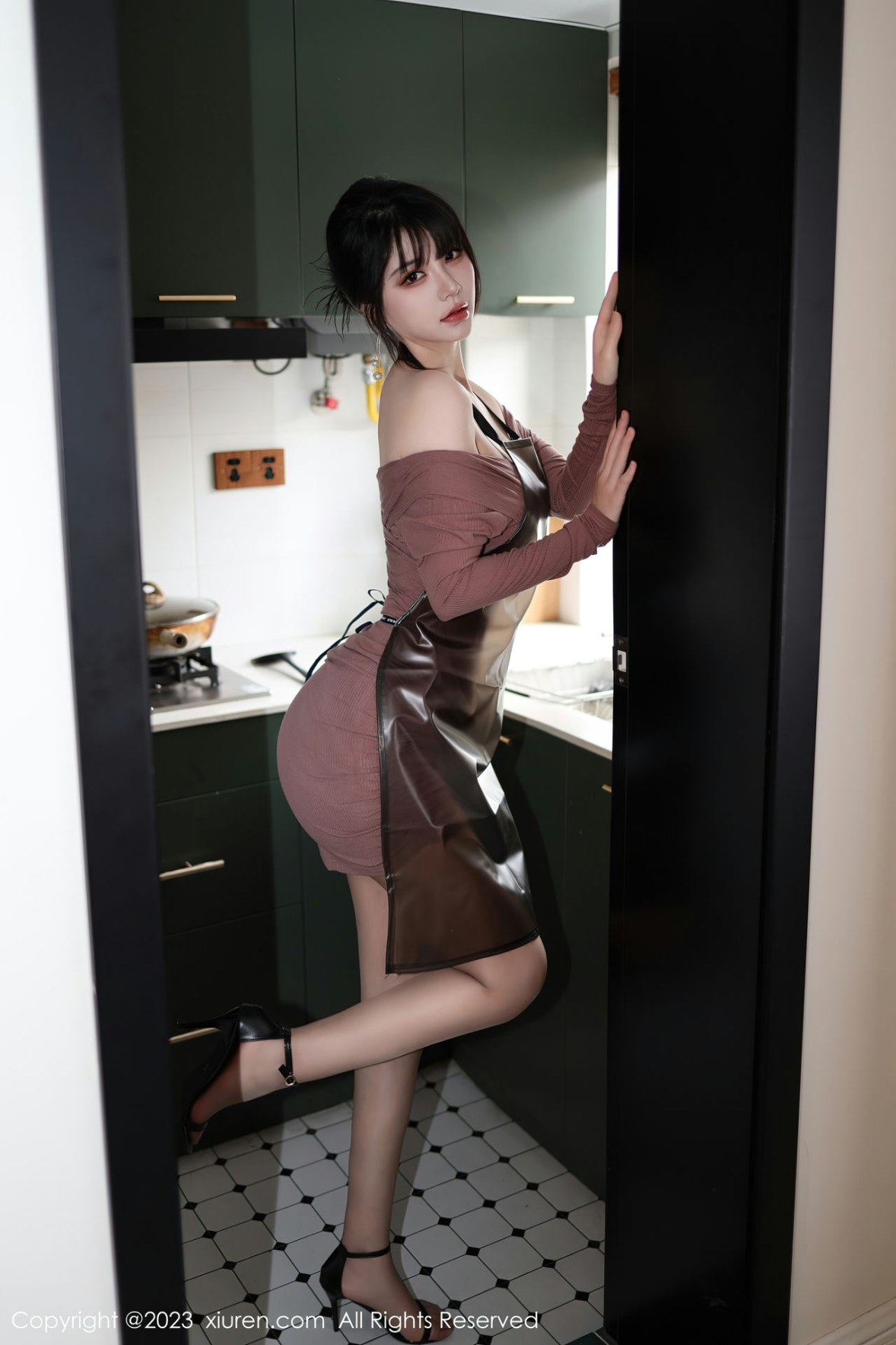 [XiuRen]高清写真图 2023.01.28 No.6178 桃桃子_ 厨娘美腿
