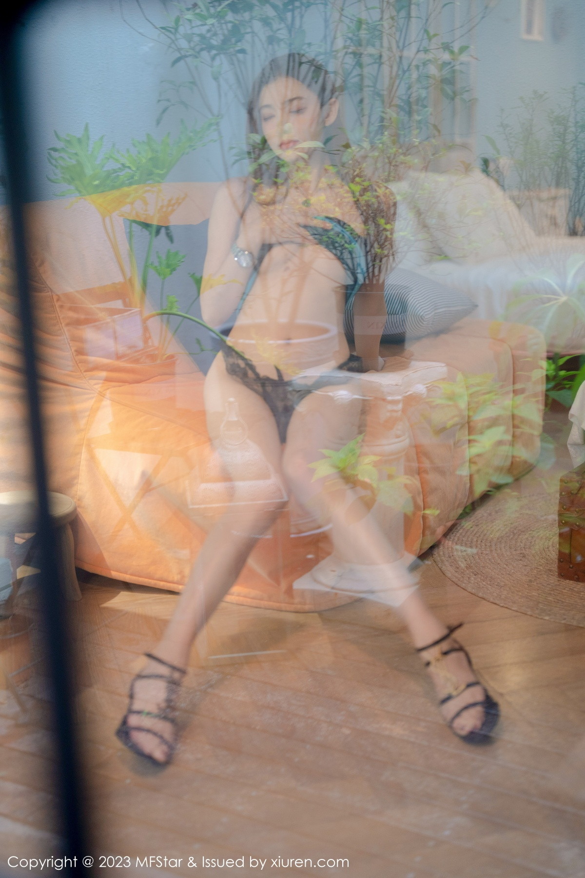 [MFStar]高清写真图 2023.02.14 VOL.586 加朵babe 新人美腿