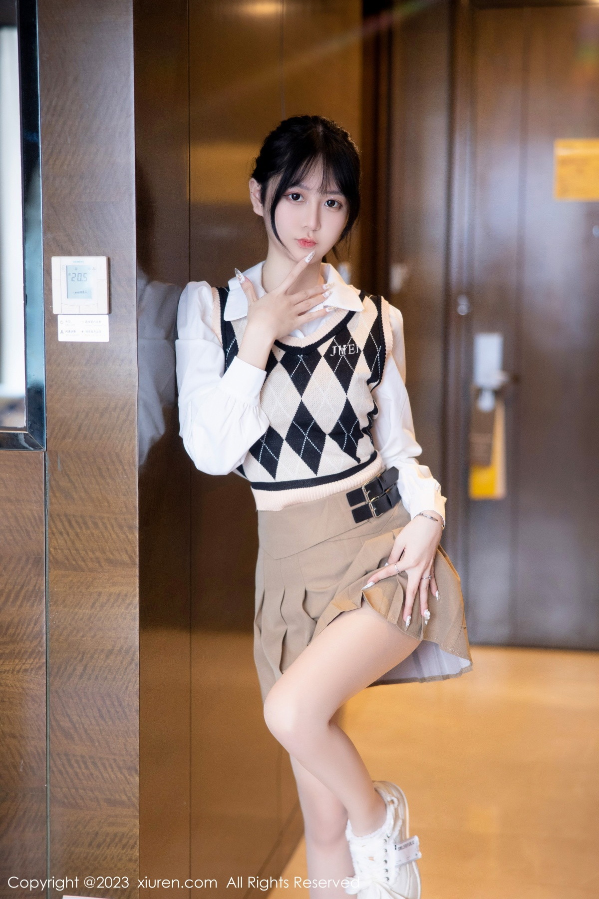 [XiuRen]高清写真图 2023.02.27 No.6329 谢小蒽 短裙美腿