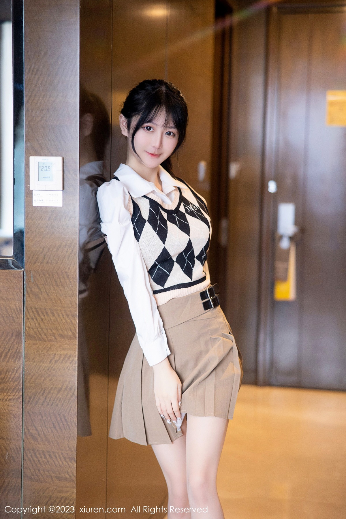 [XiuRen]高清写真图 2023.02.27 No.6329 谢小蒽 短裙美腿
