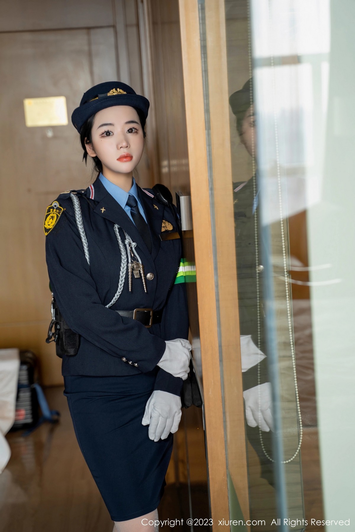 [XiuRen]高清写真图 2023.03.30 No.6497 汐汐爱吃草莓 制服美臀