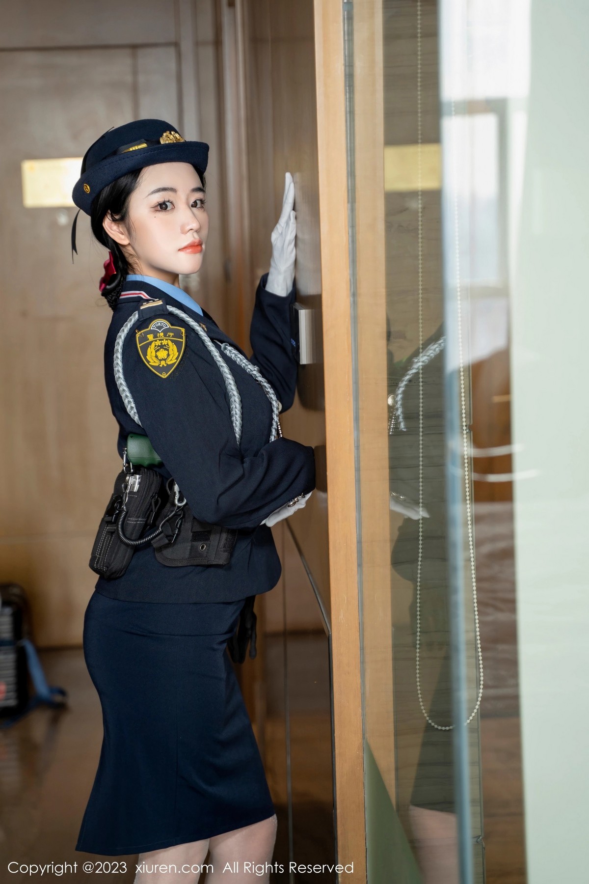 [XiuRen]高清写真图 2023.03.30 No.6497 汐汐爱吃草莓 制服美臀