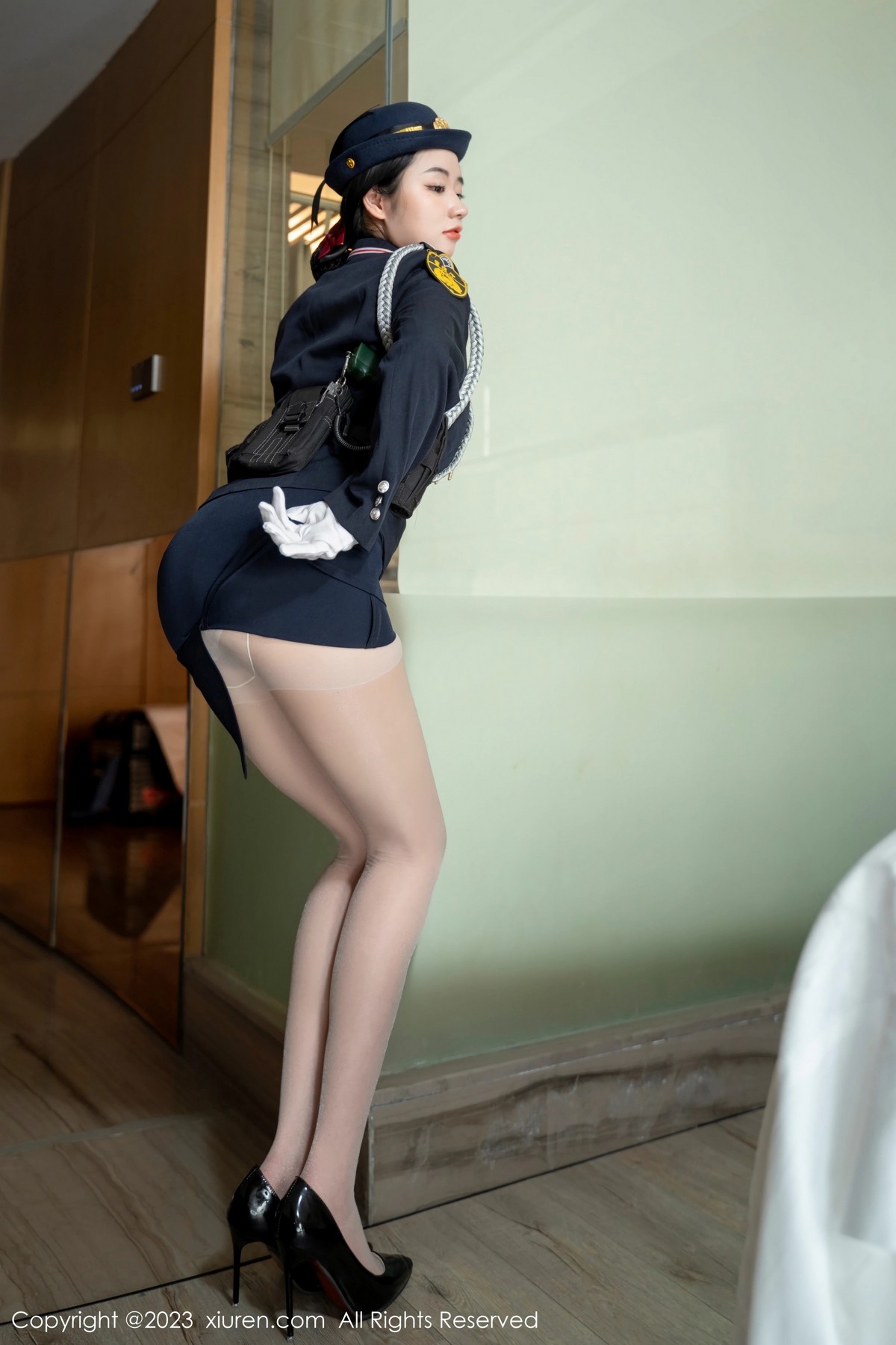 [XiuRen]高清写真图 2023.03.30 No.6497 汐汐爱吃草莓 制服美臀