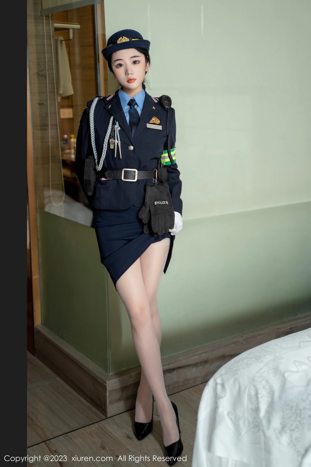 [XiuRen]高清写真图 2023.03.30 No.6497 汐汐爱吃草莓 制服美臀