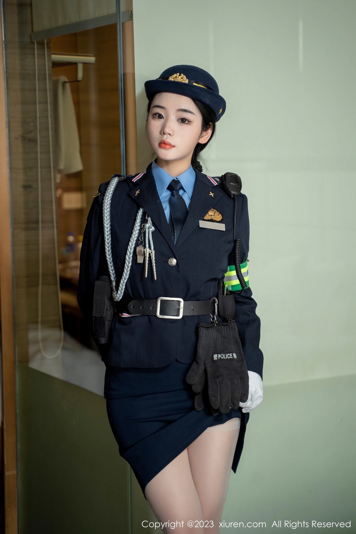 [XiuRen]高清写真图 2023.03.30 No.6497 汐汐爱吃草莓 制服美臀