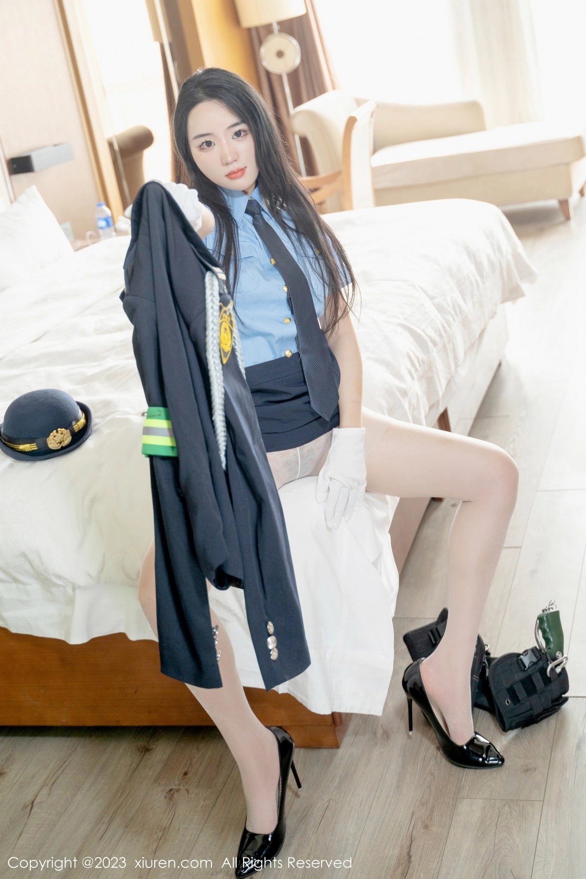 [XiuRen]高清写真图 2023.03.30 No.6497 汐汐爱吃草莓 制服美臀