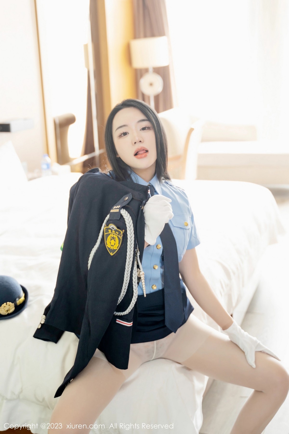 [XiuRen]高清写真图 2023.03.30 No.6497 汐汐爱吃草莓 制服美臀