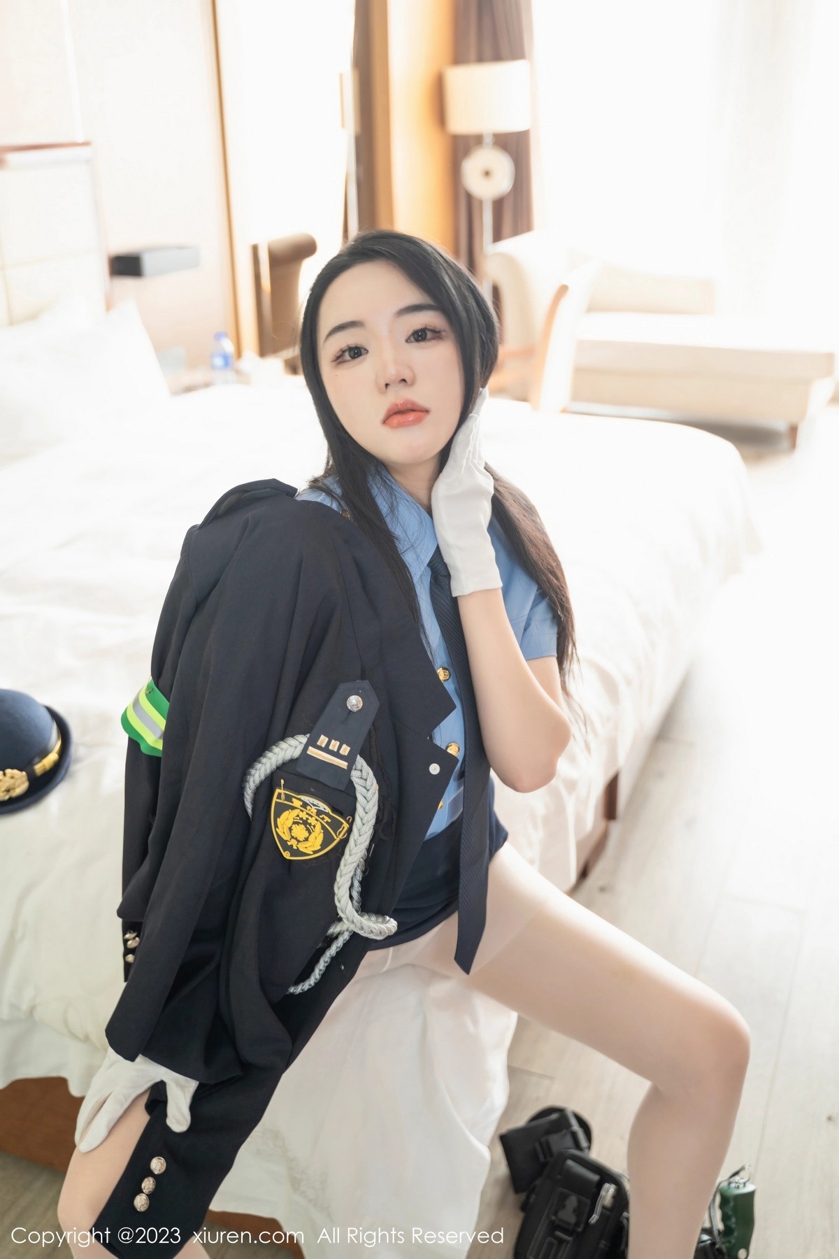 [XiuRen]高清写真图 2023.03.30 No.6497 汐汐爱吃草莓 制服美臀