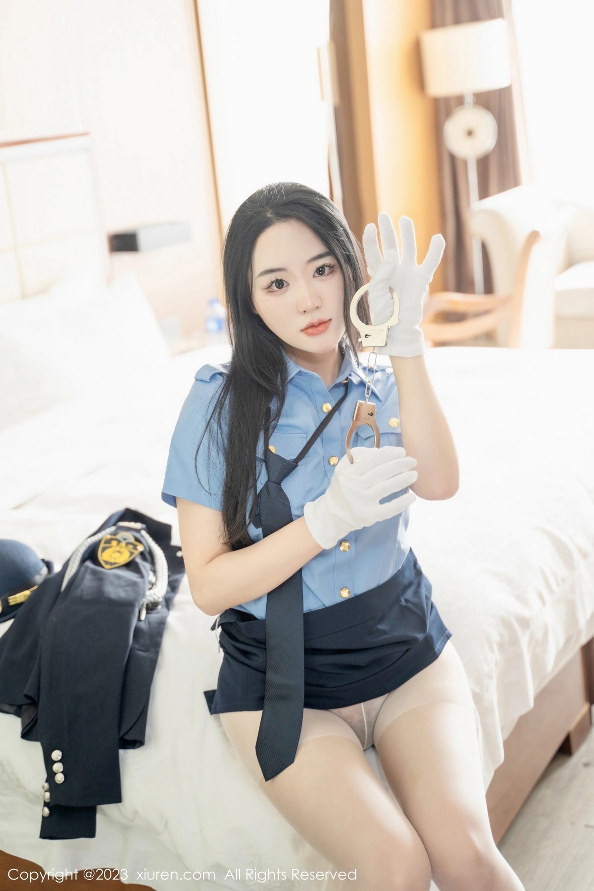 [XiuRen]高清写真图 2023.03.30 No.6497 汐汐爱吃草莓 制服美臀