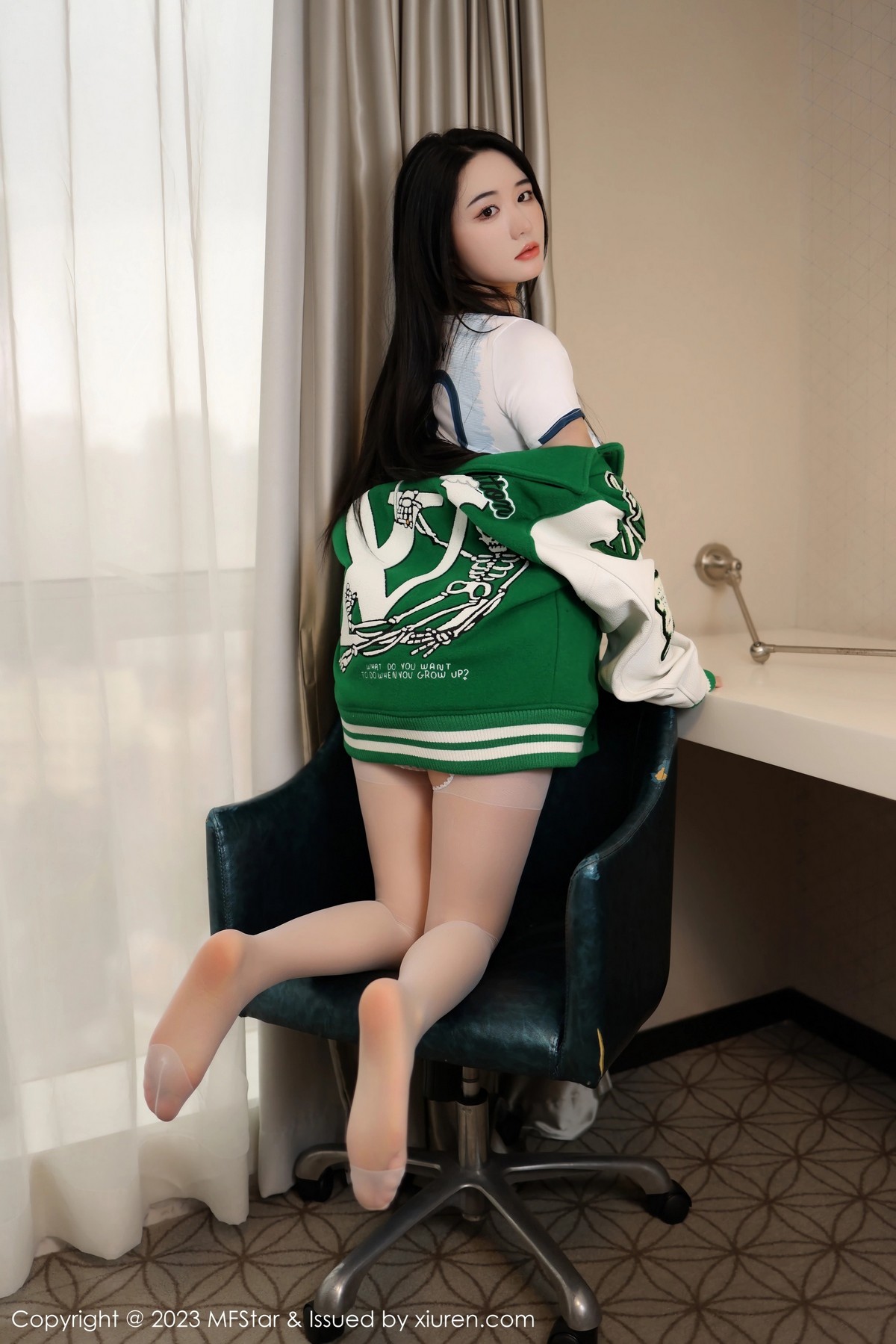 [MFStar]高清写真图 2023.04.03 VOL.602 汐汐爱吃草莓 丝袜美臀