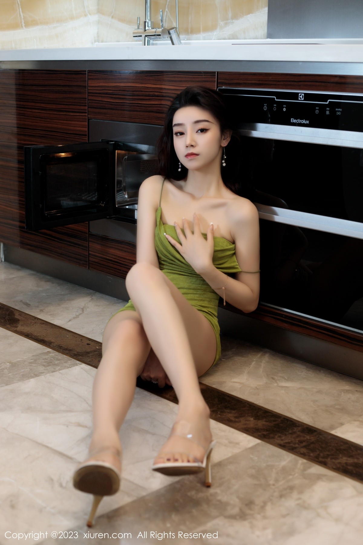 [XiuRen]高清写真图 2023.07.03 No.7011 苏曼兮 吊带裙美腿