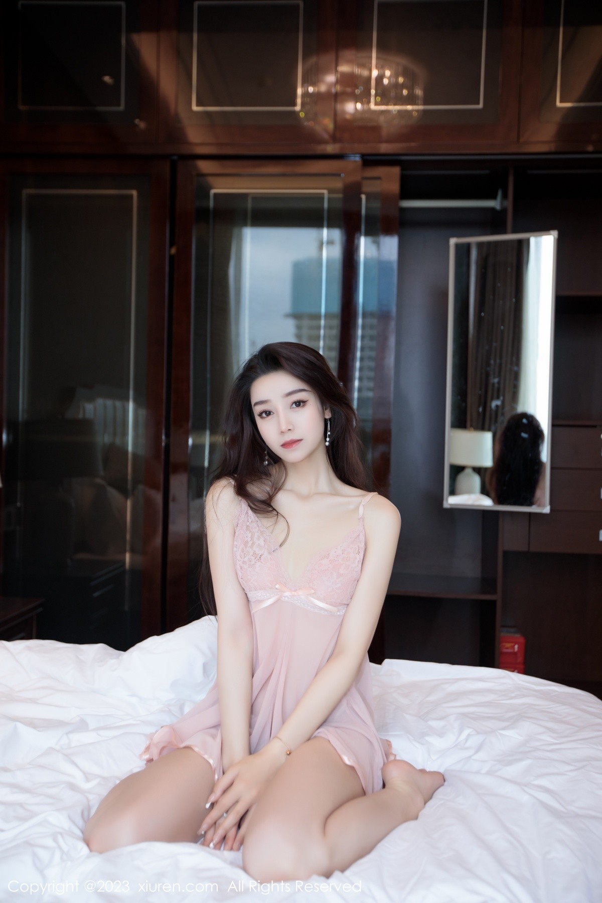 [XiuRen]高清写真图 2023.07.03 No.7011 苏曼兮 吊带裙美腿