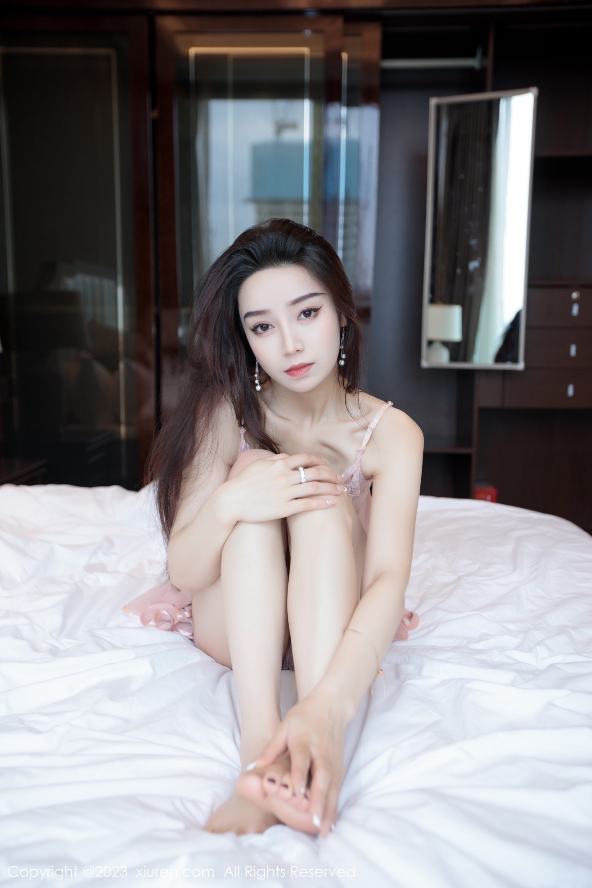[XiuRen]高清写真图 2023.07.03 No.7011 苏曼兮 吊带裙美腿