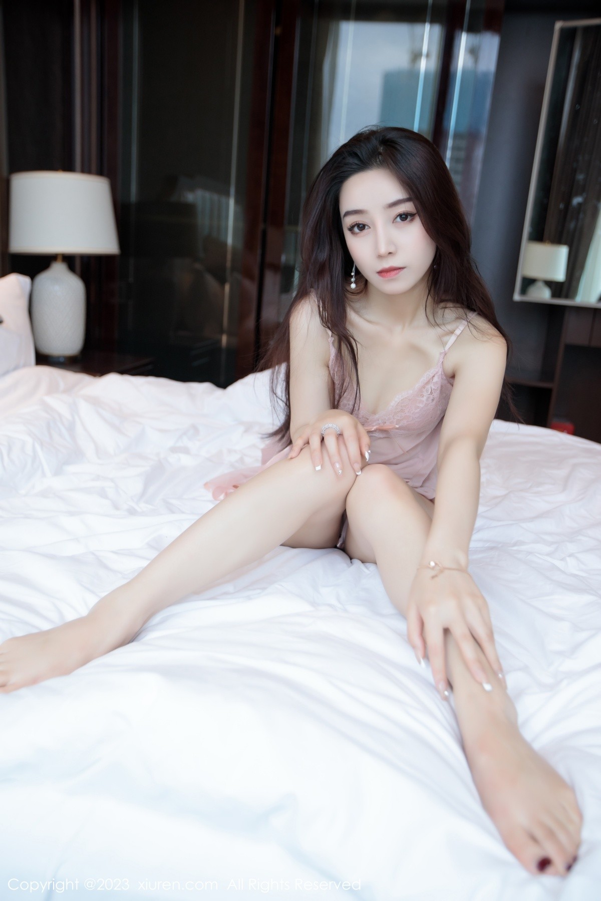 [XiuRen]高清写真图 2023.07.03 No.7011 苏曼兮 吊带裙美腿