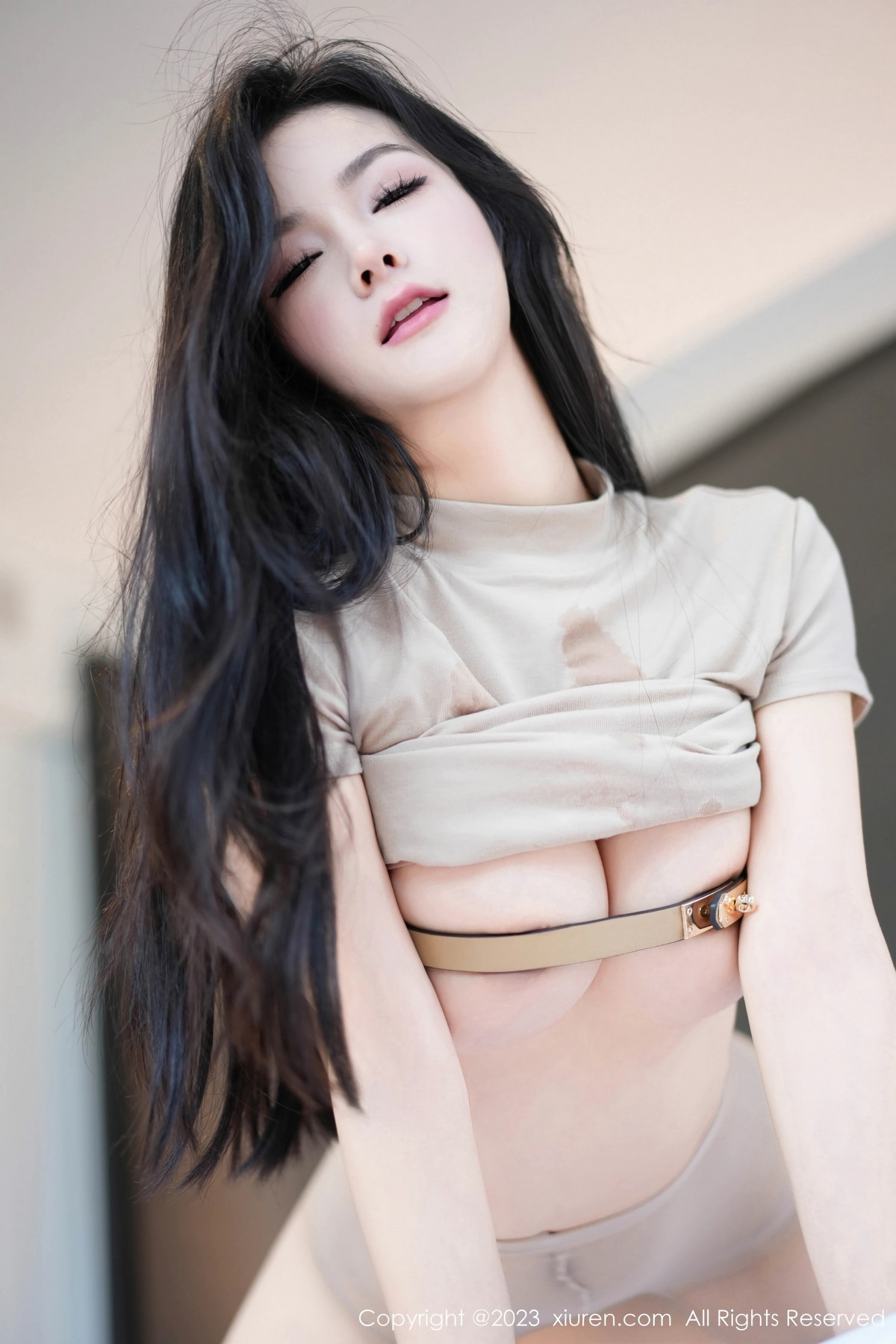 [XiuRen]高清写真图 2023.10.27 No.7572 谭小灵 妩媚美腿