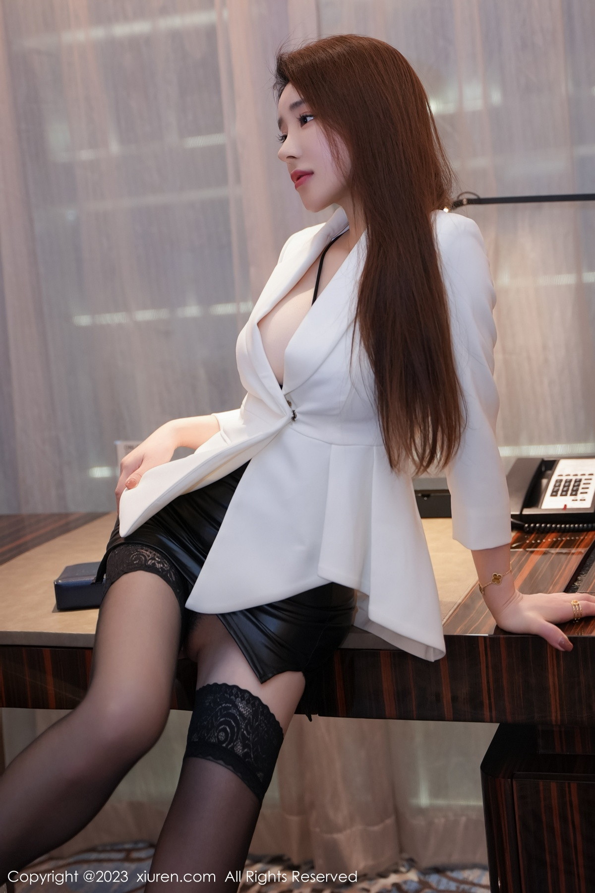 [XiuRen]高清写真图 2023.11.21 No.7693 雨儿baby 黑丝美腿