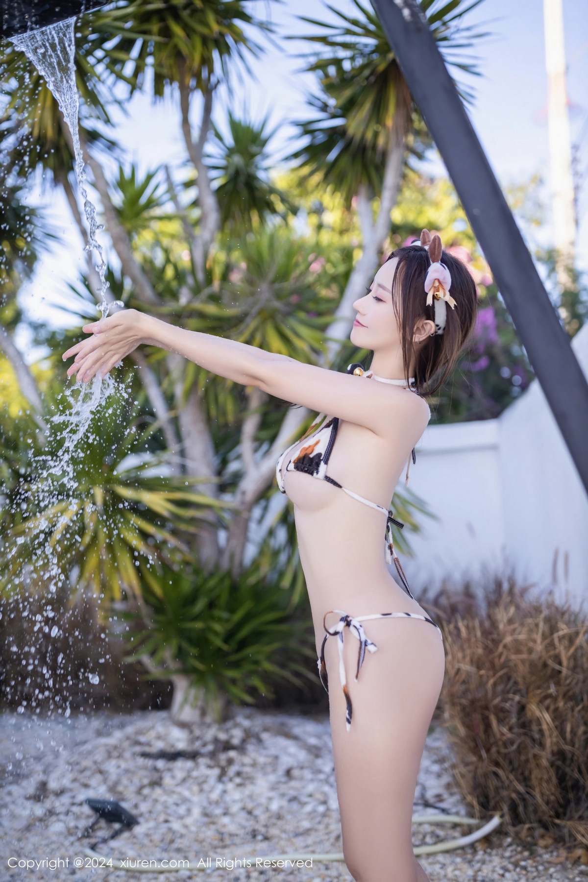 [XiuRen]高清写真图 2024.01.31 No.8043 杏子Yada 黑丝美腿
