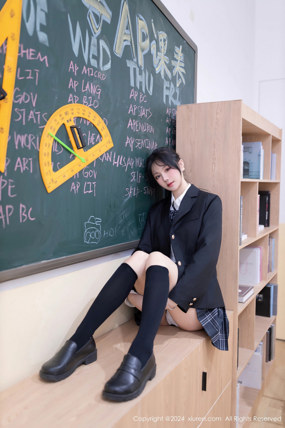 [XiuRen]高清写真图 2024.02.02 No.8058 幼幼 美腿性感