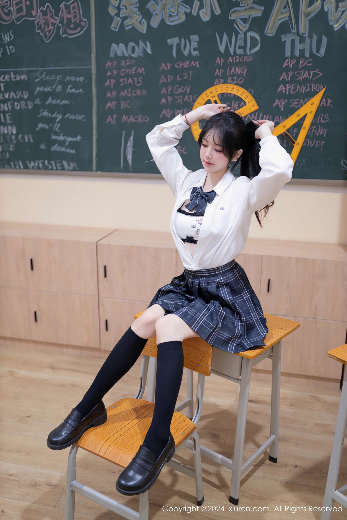 [XiuRen]高清写真图 2024.02.02 No.8058 幼幼 美腿性感