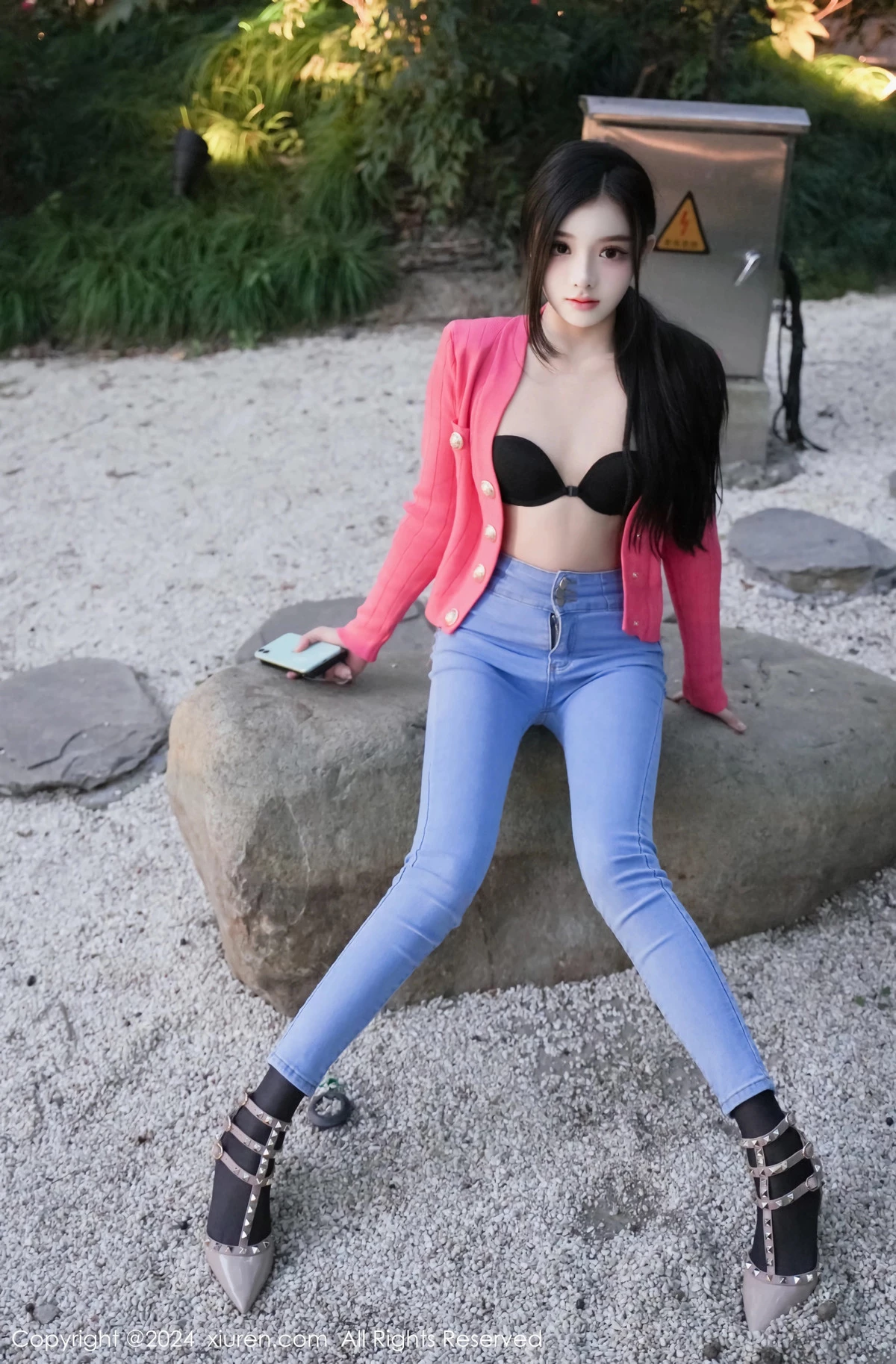 [XiuRen]高清写真图 2024.02.08 No.8091 龙雪儿 牛仔裤美臀