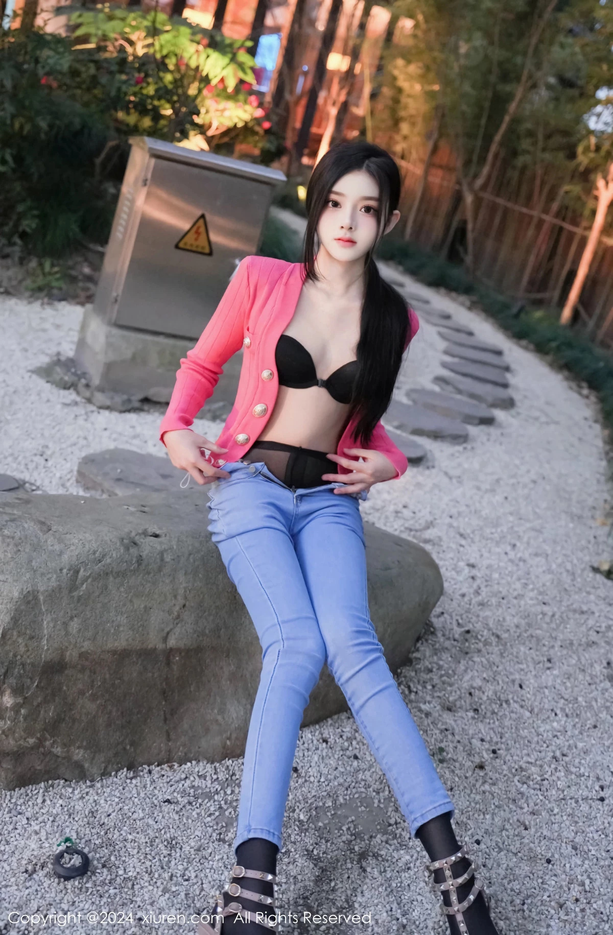 [XiuRen]高清写真图 2024.02.08 No.8091 龙雪儿 牛仔裤美臀
