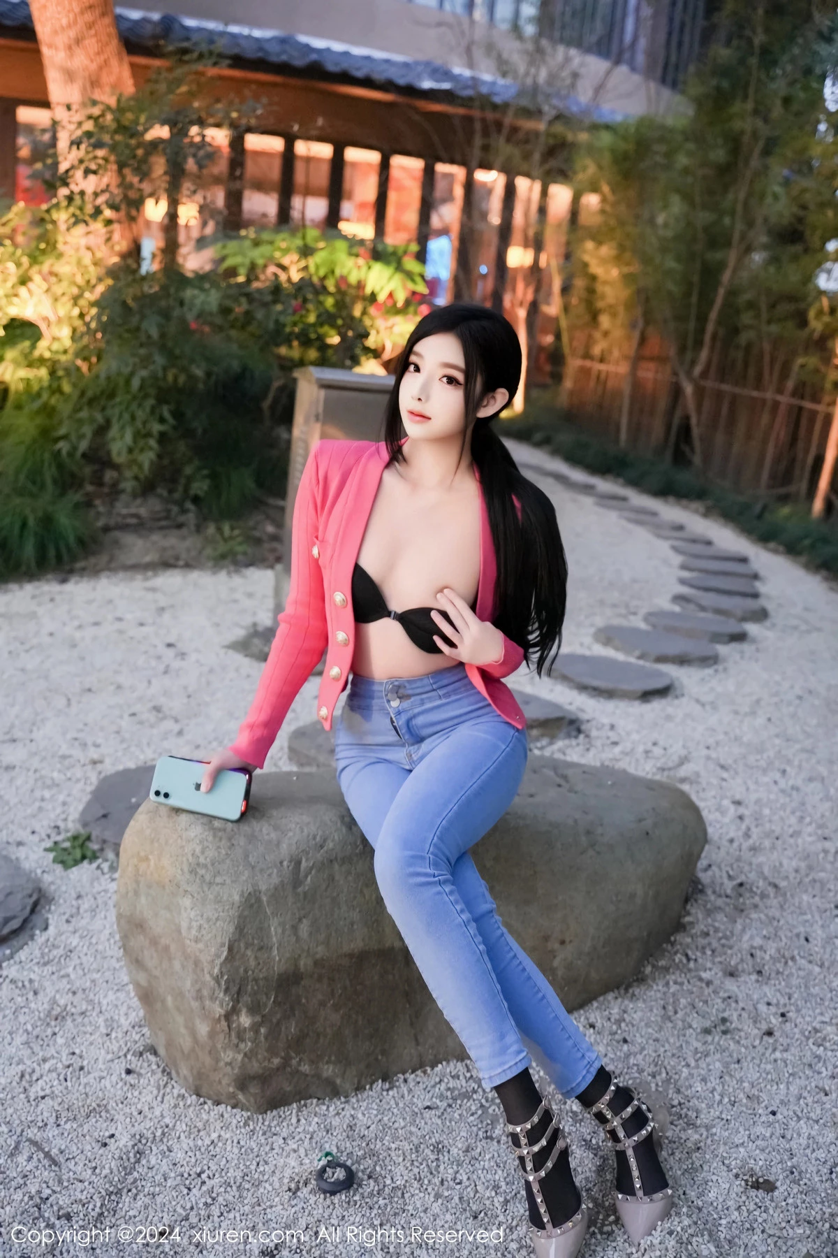 [XiuRen]高清写真图 2024.02.08 No.8091 龙雪儿 牛仔裤美臀