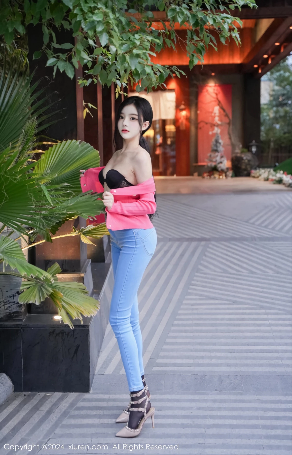 [XiuRen]高清写真图 2024.02.08 No.8091 龙雪儿 牛仔裤美臀