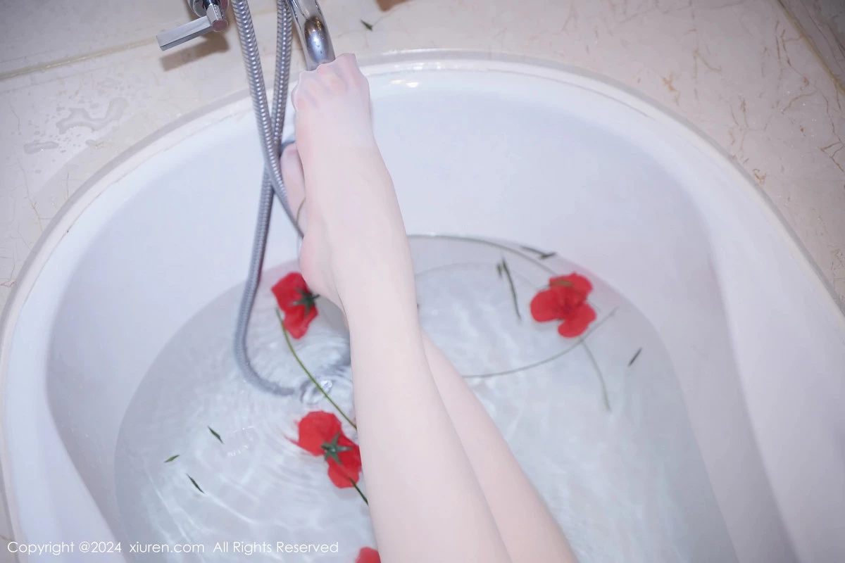 [XiuRen]高清写真图 2024.03.01 No.8162 梦灵儿Mini 丝袜美腿