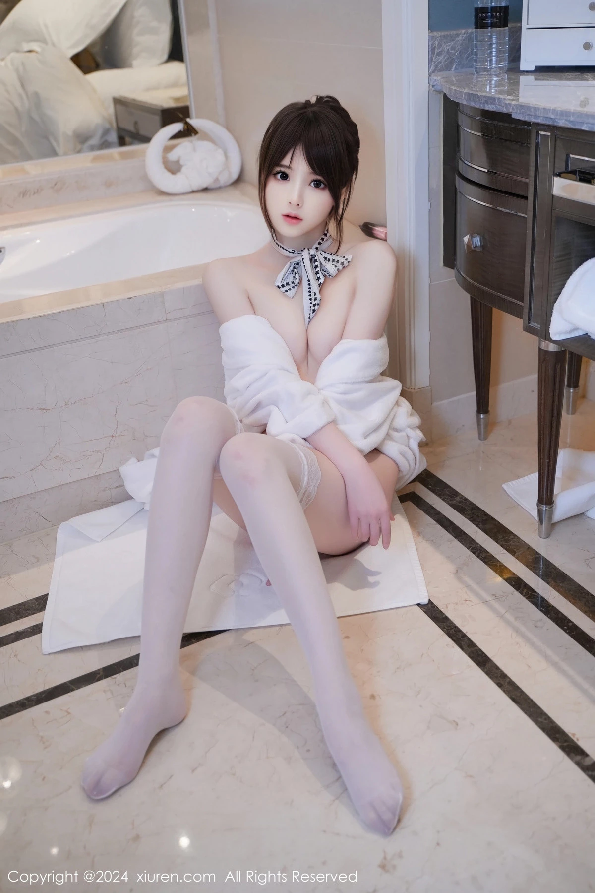 [XiuRen]高清写真图 2024.03.01 No.8162 梦灵儿Mini 丝袜美腿