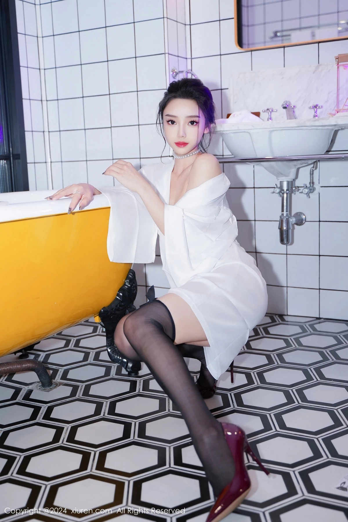 [XiuRen]高清写真图 2024.03.25 No.8283 苏曼兮 黑丝美腿