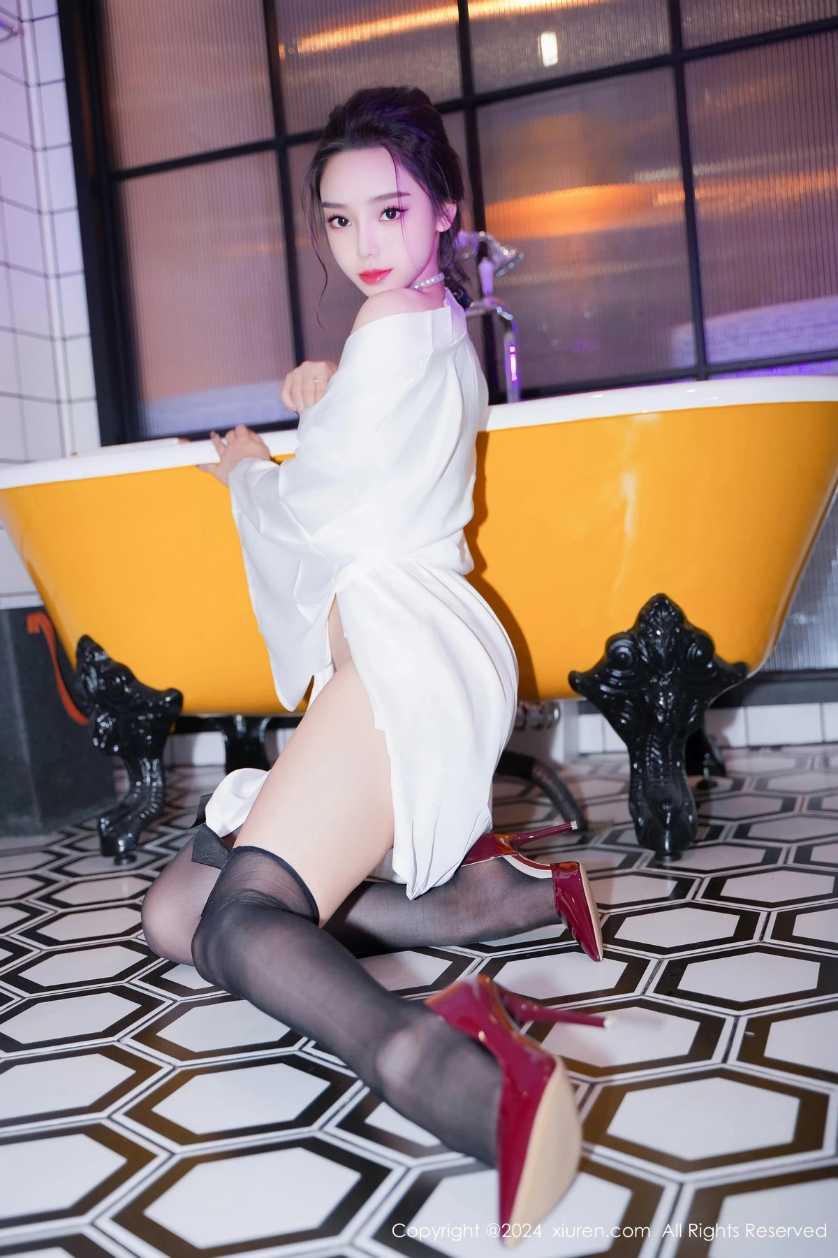 [XiuRen]高清写真图 2024.03.25 No.8283 苏曼兮 黑丝美腿