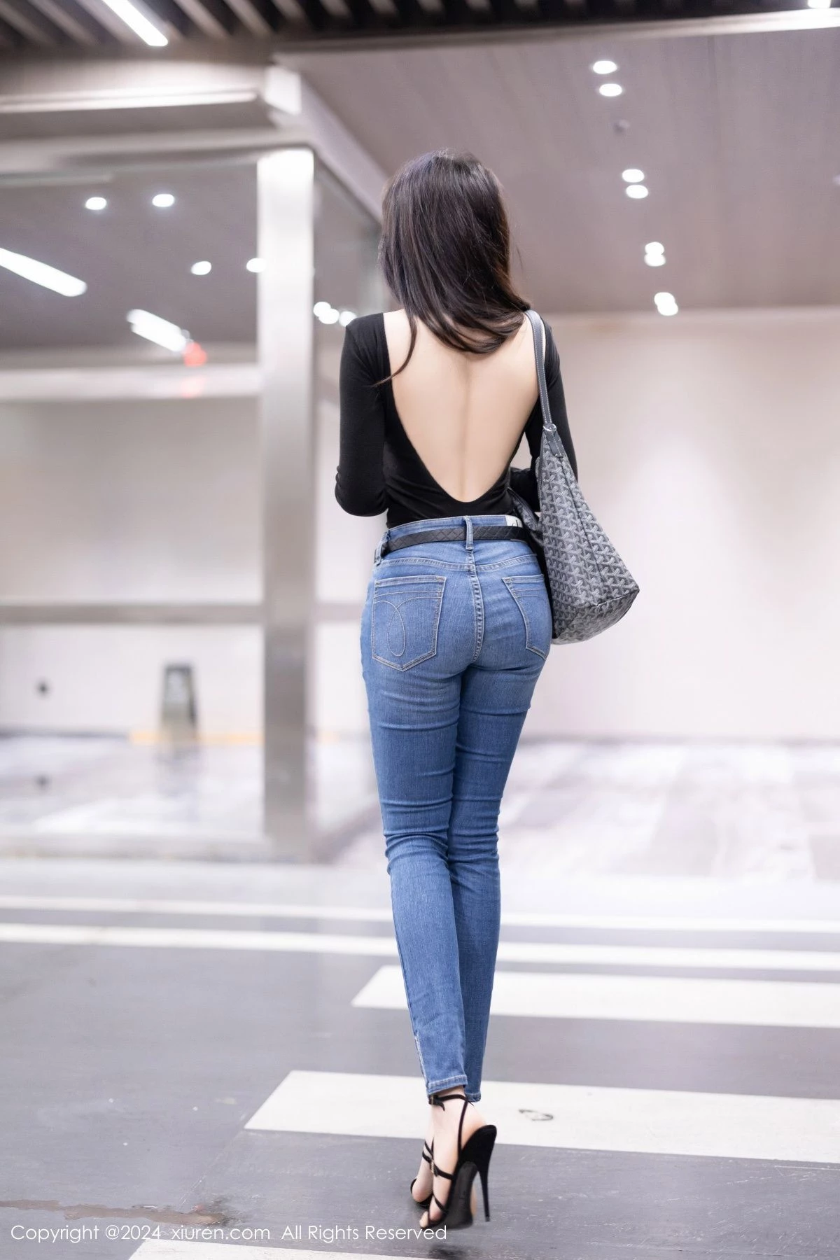 [XiuRen]高清写真图 2024.04.12 No.8385 徐莉芝Booty 黑丝美腿