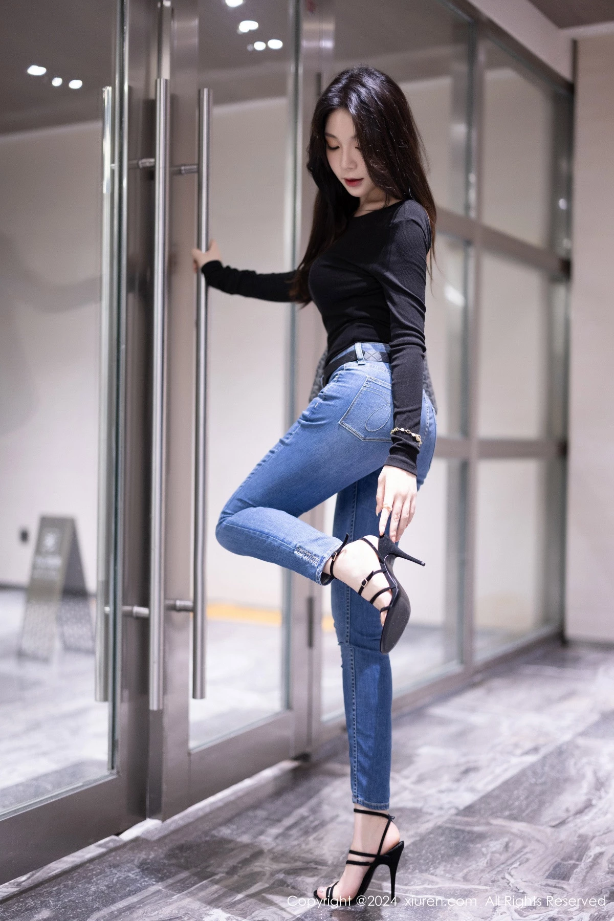[XiuRen]高清写真图 2024.04.12 No.8385 徐莉芝Booty 黑丝美腿