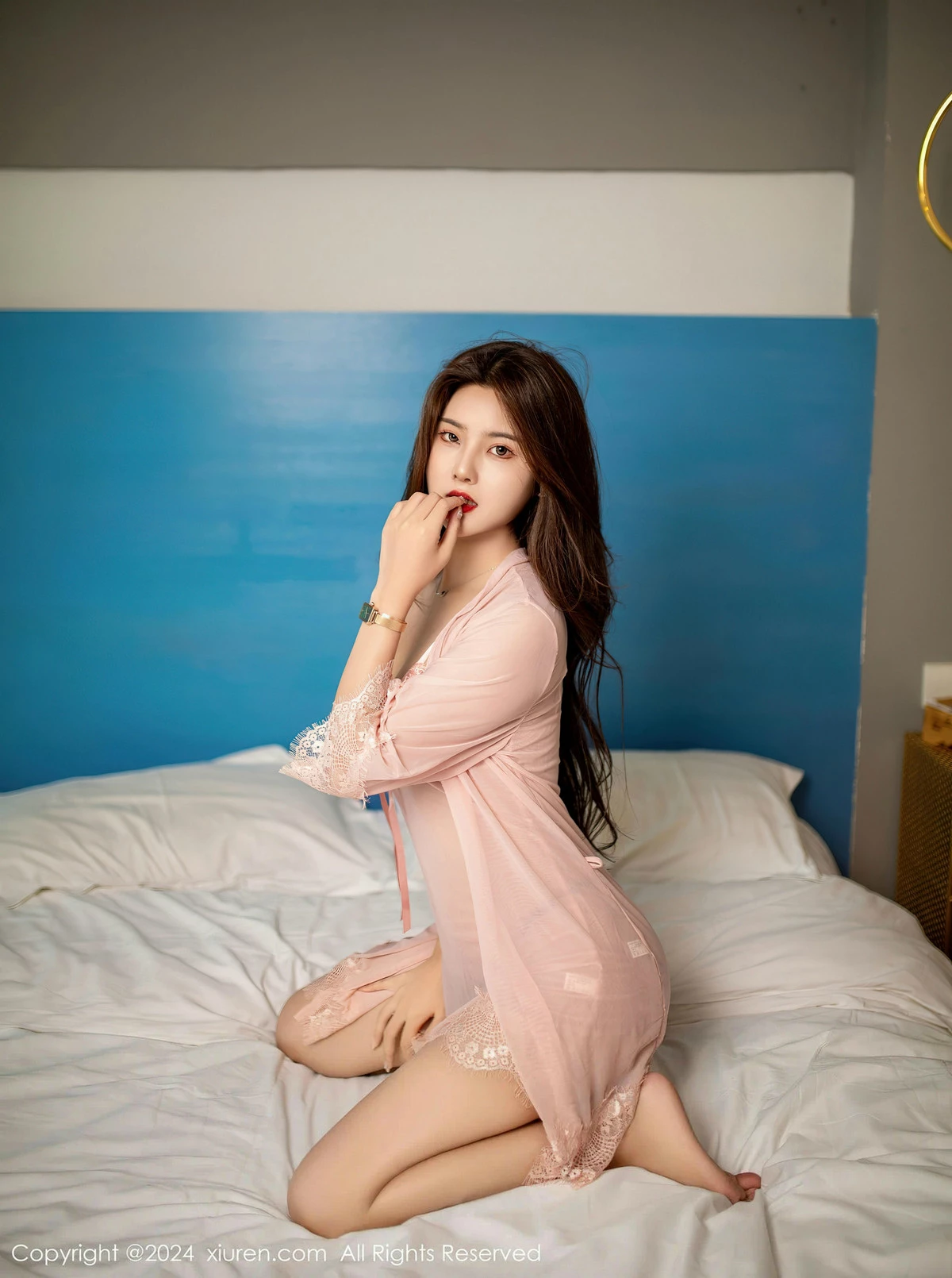 [XiuRen]高清写真图 2024.04.18 No.8410 仙女爱自由 牛仔裤美腿