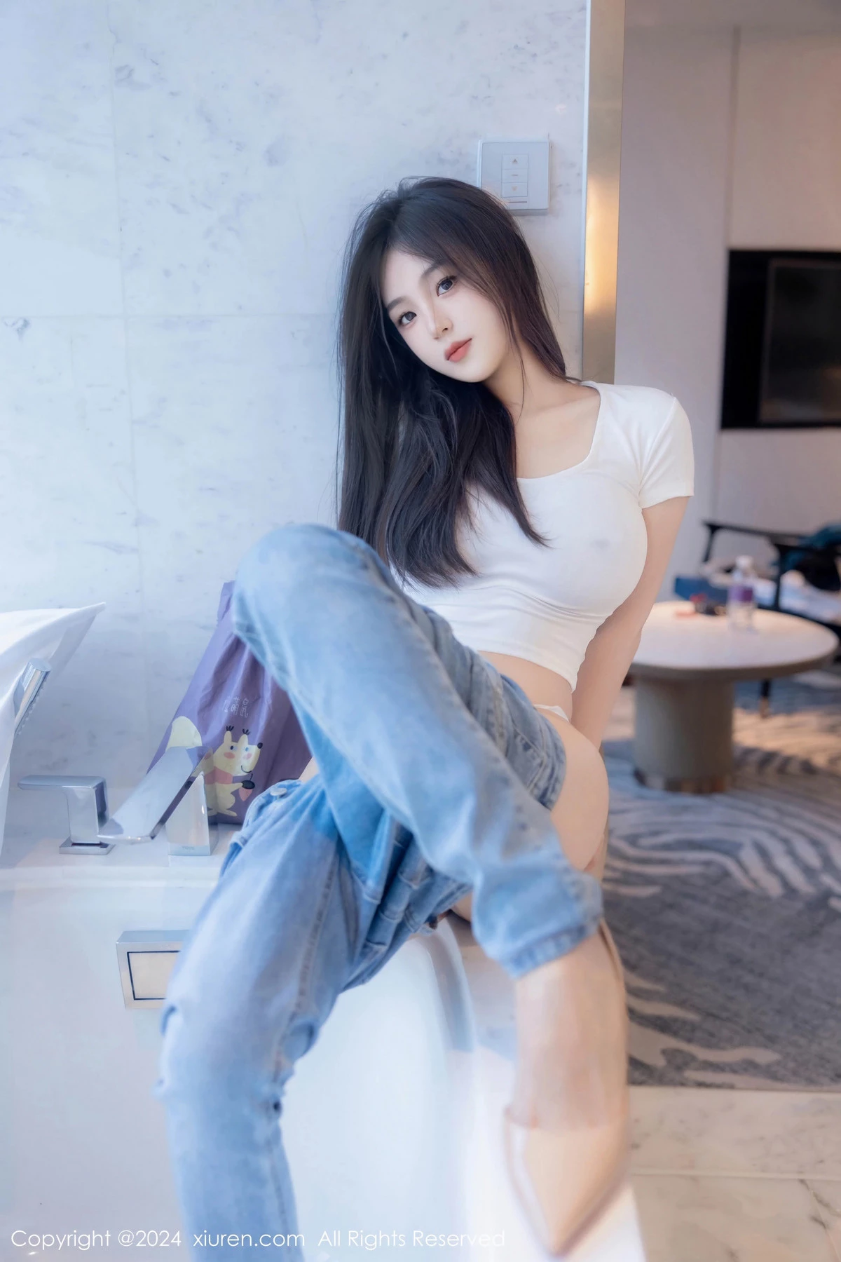 [XiuRen]高清写真图 2024.04.29 No.8467 周周不吃香菜 新人牛仔裤