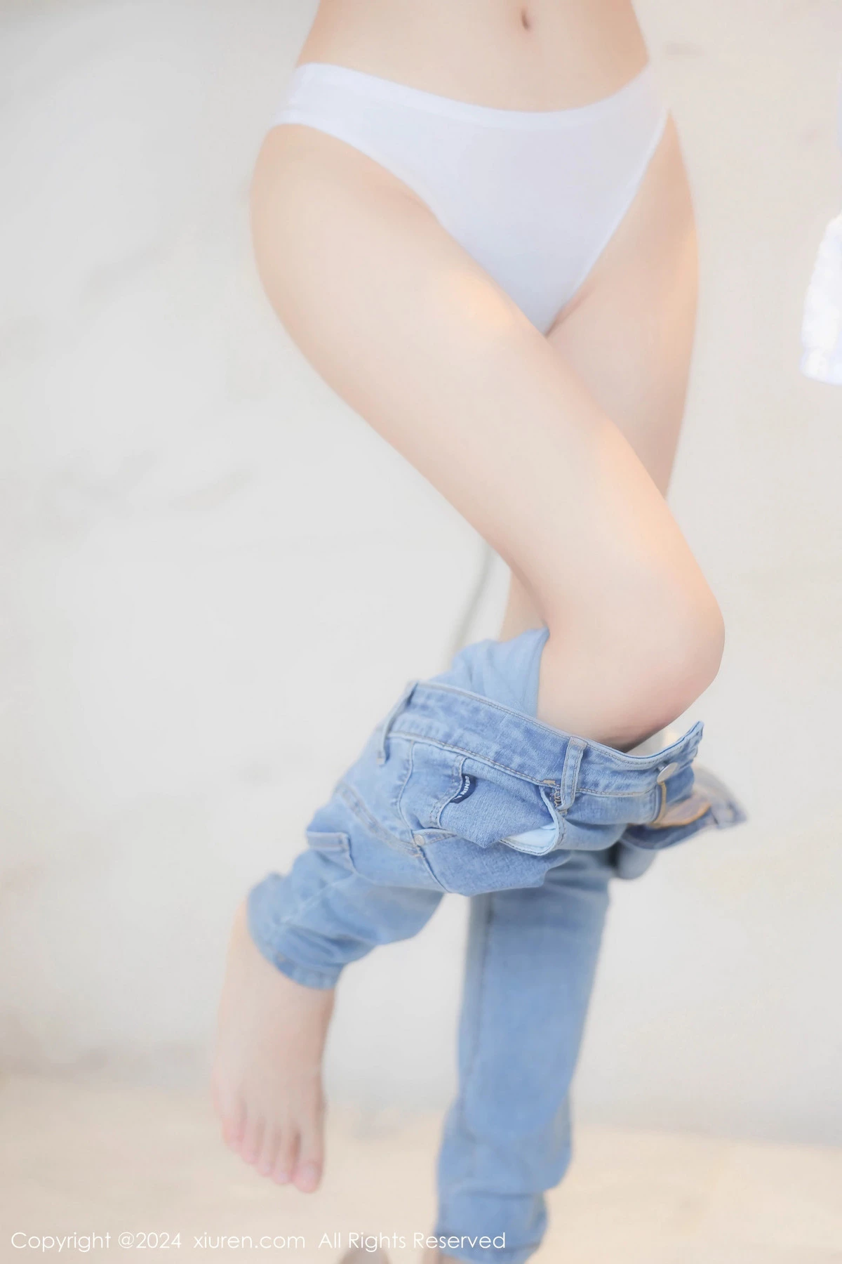 [XiuRen]高清写真图 2024.04.29 No.8467 周周不吃香菜 新人牛仔裤