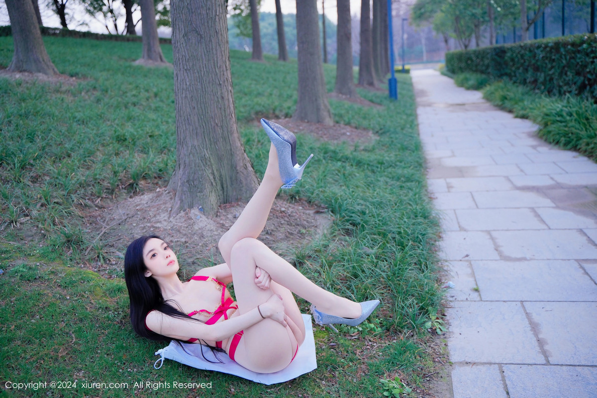 [XiuRen]高清写真图 2024.05.06 No.8489 龙雪儿 丝袜美腿