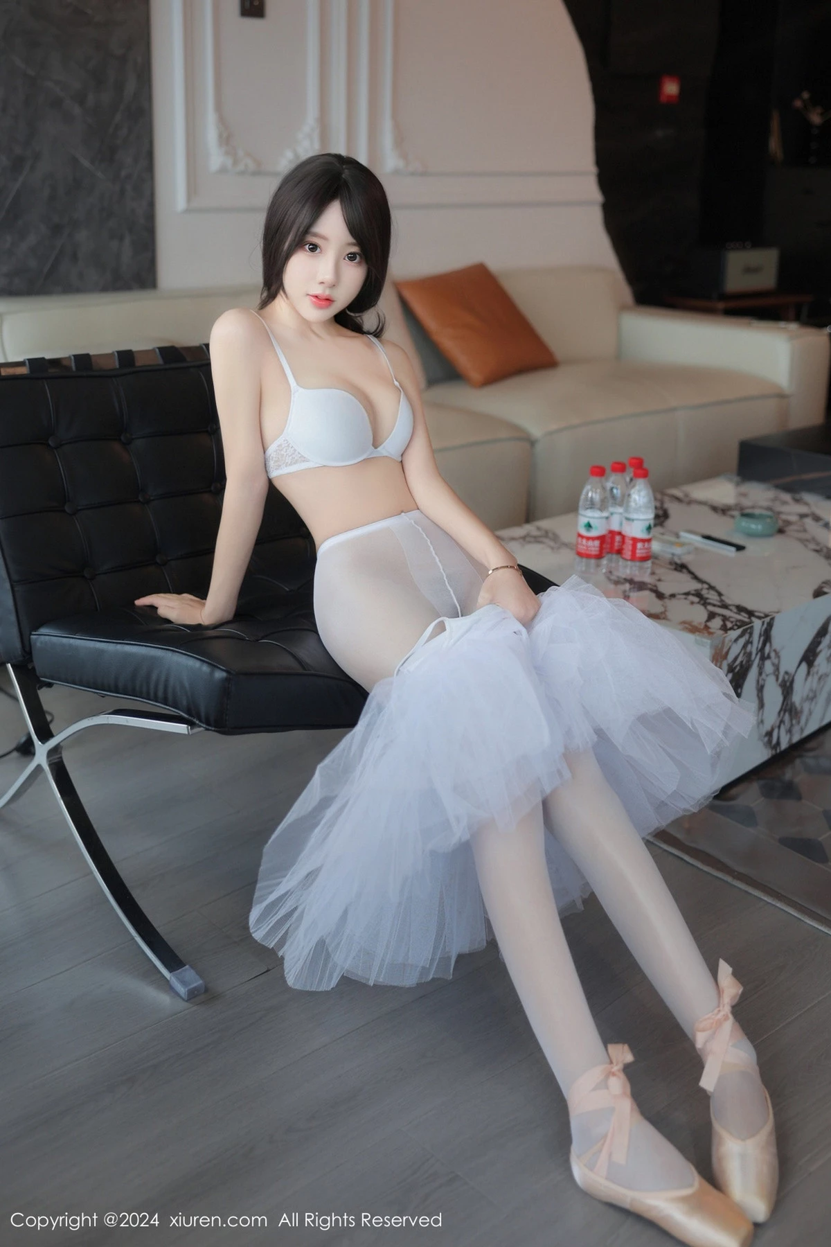 [XiuRen]高清写真图 2024.05.17 No.8564 桃妖夭 丝袜美腿