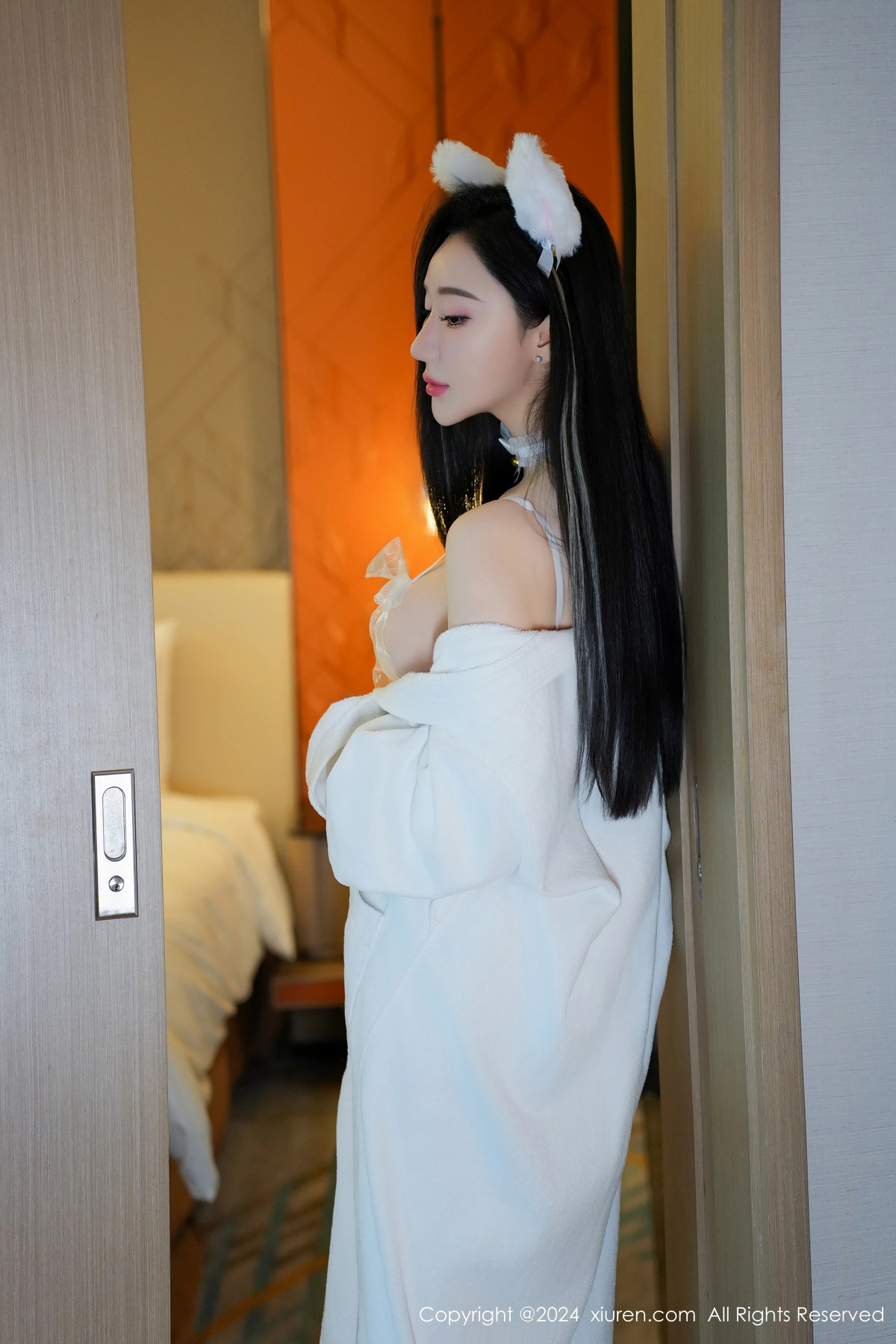 [XiuRen]高清写真图 2024.06.11 No.8679 田兮白 丝袜美腿
